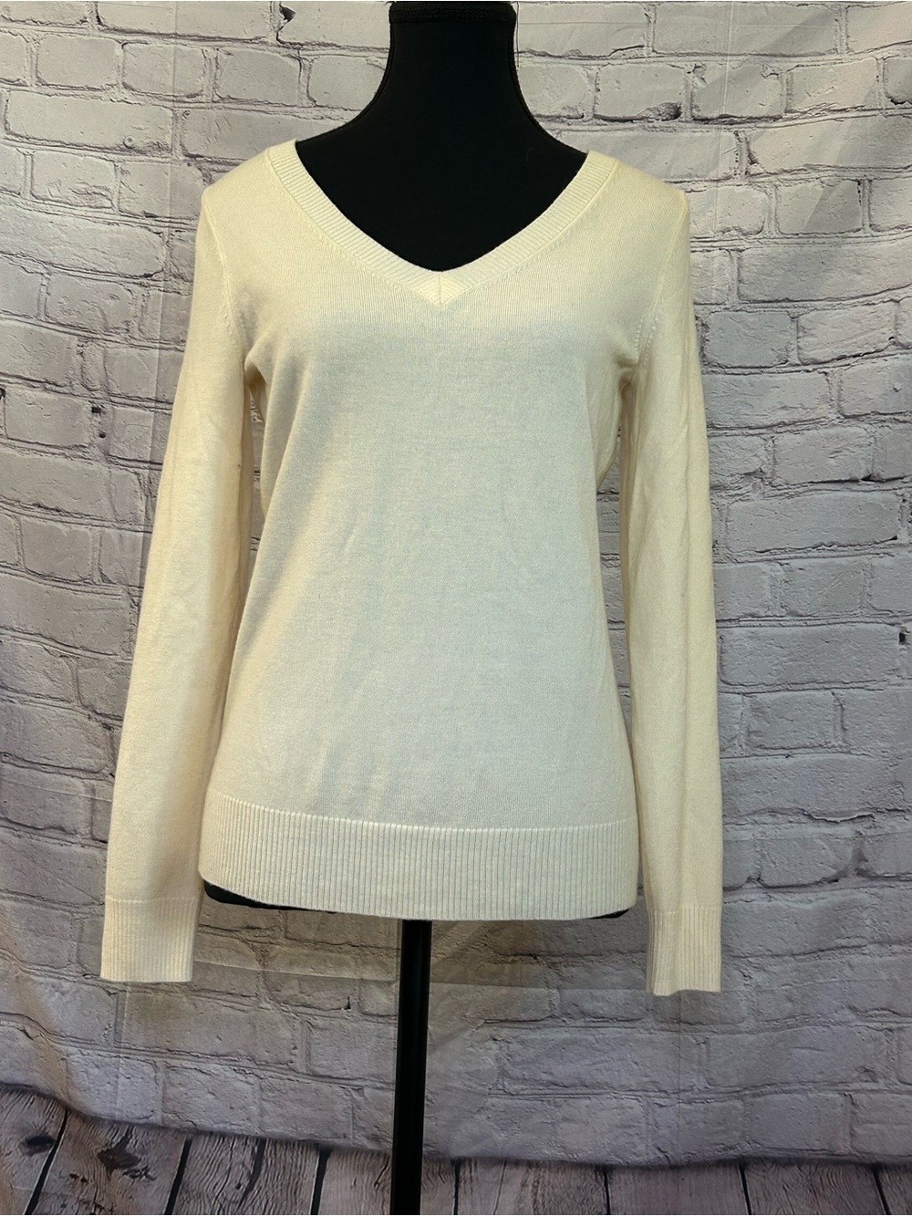 Banana Republic Cream V-Neck Lightweight Sweater